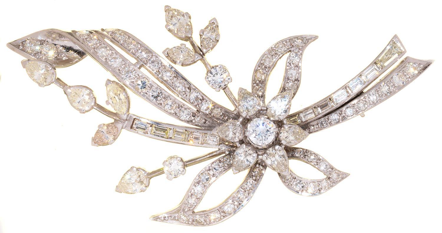 A DIAMOND SPRAY BROOCH, LATE 20TH CENTURY, WITH PEAR SHAPED NAVETTE, BAGUETTE AND ROUND BRILLIANT