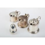 THREE EDWARDIAN AND GEORGE V TANKARD SHAPED SILVER MUSTARD POTS, BLUE GLASS LINERS, 41-54MM H, BY