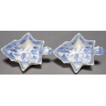 A PAIR OF BLUE PRINTED EARTHENWARE WILLOW PATTERN LEAF SHAPED PICKLE DISHES, EARLY 19TH C, 15CM L