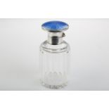 A GEORGE V SILVER MOUNTED FLUTED GLASS SCENT BOTTLE WITH BLUE GUILLOCHE ENAMEL CAP, STOPPER, 12.