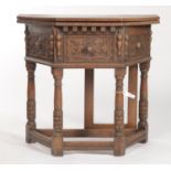 A REPRODUCTION OAK CREDENCE TABLE OF CONVENTIONAL DESIGN, THE FOLD OVER TOP ABOVE SINGLE DRAWER WITH