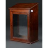 AN EDWARDIAN GLAZED MAHOGANY CUPBOARD, C1900, WITH SLANTING TOP WITH GLAZED DOOR, OPEN BACK, 46CM H;