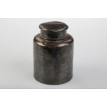 AN EDWARDIAN CYLINDRICAL SILVER TEA CADDY AND COVER, 8CM H, BY ROBERT PRINGLE & SONS, CHESTER