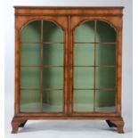 A FIGURED WALNUT DISPLAY CABINET IN QUEEN ANNE STYLE, LATE 20TH C, THE TOP WITH CROSS GRAINED BORDER
