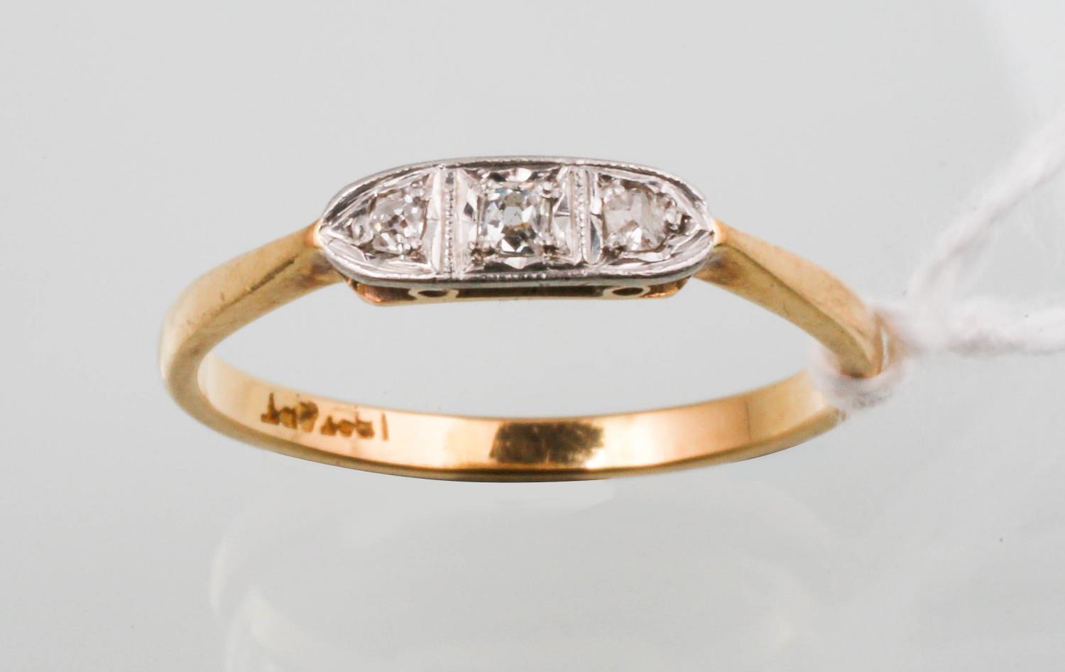 A DIAMOND THREE STONE RING WITH OLD CUT DIAMONDS, ILLUSION SET, GOLD HOOP MARKED 18CT PLAT, 2.4G,