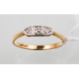 A DIAMOND THREE STONE RING WITH OLD CUT DIAMONDS, ILLUSION SET, GOLD HOOP MARKED 18CT PLAT, 2.4G,