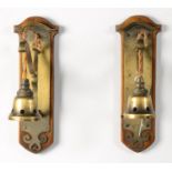 A PAIR OF ARTS AND CRAFTS LACQUERED BRASS WALL LIGHTS, THE CONFORMING BACKPLATE WITH SERPENTINE