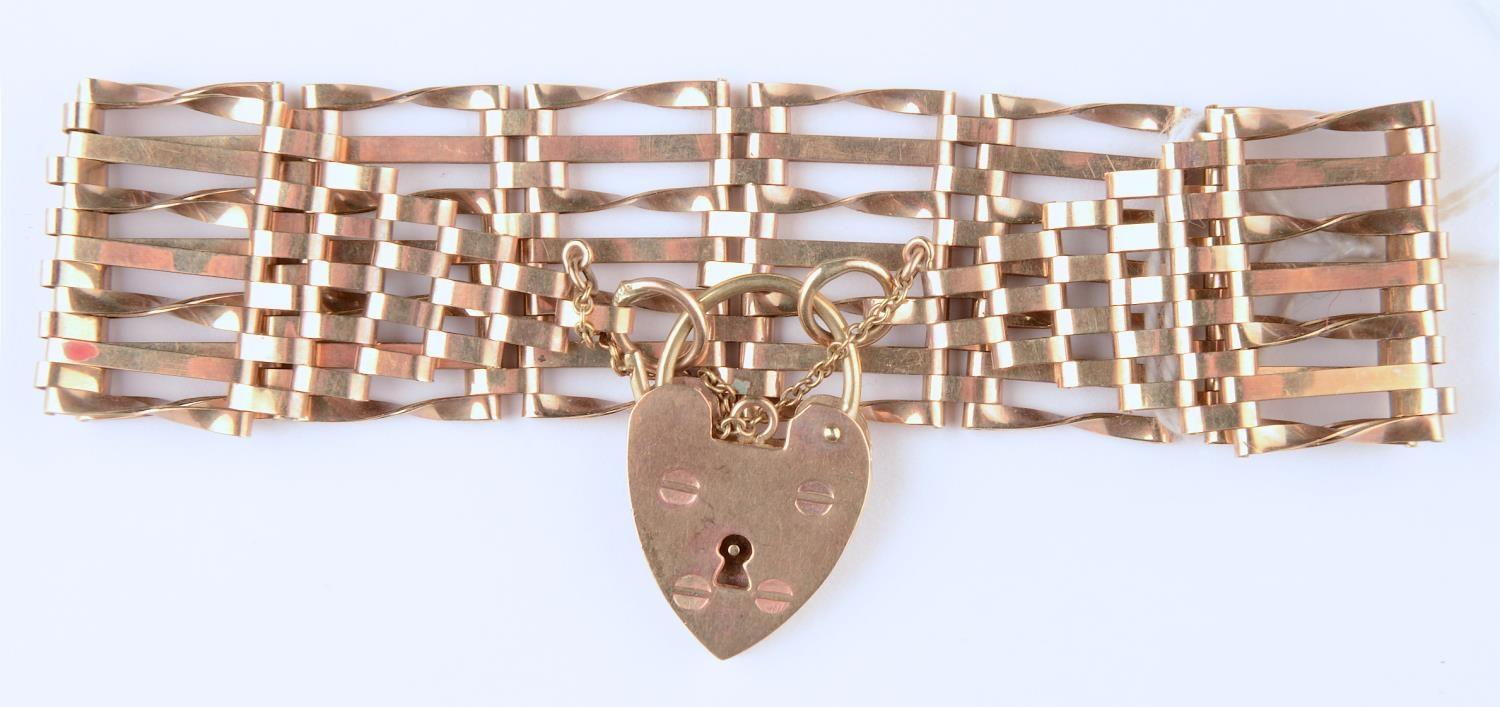 A 9CT GOLD GATE BRACELET AND PADLOCK, 18CM L, 16G Slight wear