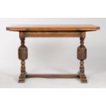 AN OAK SEVEN PIECE DINING SUITE, COMPRISING DRAW LEAF TABLE AND SET OF SIX CHAIRS, THE TABLE WITH