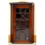 A GEORGE III MAHOGANY SPLAY FRONTED HANGING CORNER CABINET, FITTED WITH STRAIGHT SHELVES ENCLOSED BY