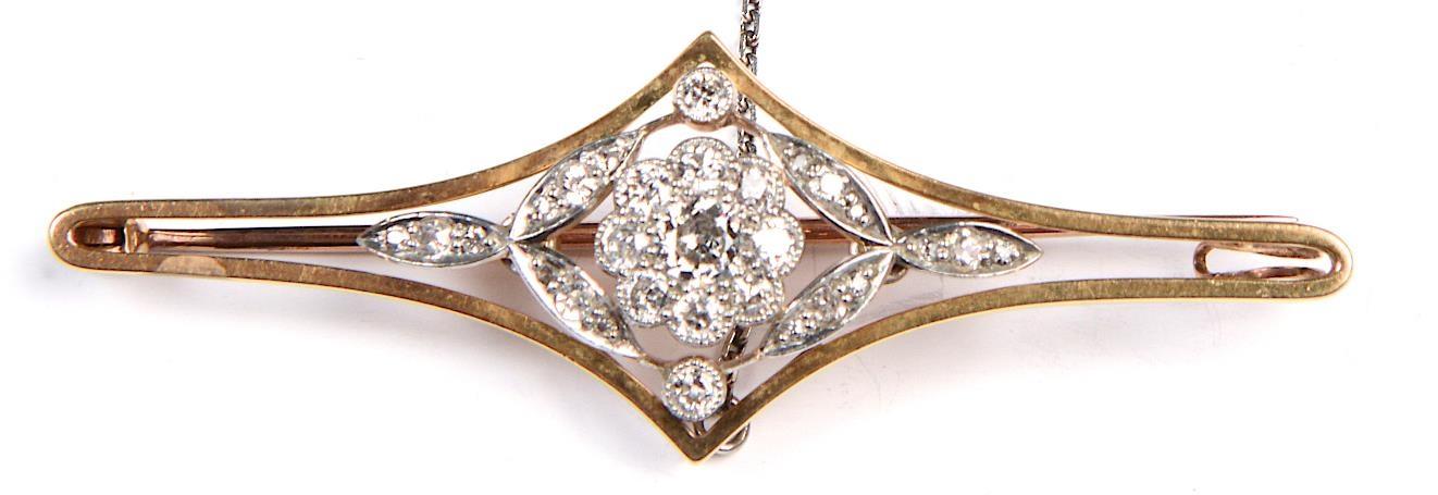 A DIAMOND BROOCH, C1900, MILLEGRAIN SET IN GOLD WITH GOLD PIN, 59MM L, CENTRAL CLUSTER 9MM,