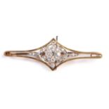 A DIAMOND BROOCH, C1900, MILLEGRAIN SET IN GOLD WITH GOLD PIN, 59MM L, CENTRAL CLUSTER 9MM,