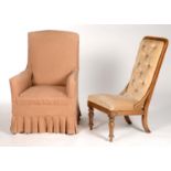 AN EDWARDIAN MAHOGANY FRAMED UPHOLSTERED ARMCHAIR WITH LOOSE COVER, 90CM H, SEAT AT 38CM H AND A