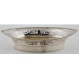 AN AUSTRO-HUNGARIAN PIERCED SILVER DISH, EARLY 20TH C, OF NAVETTE SHAPE WITH BEADED RIM, 23.5CM