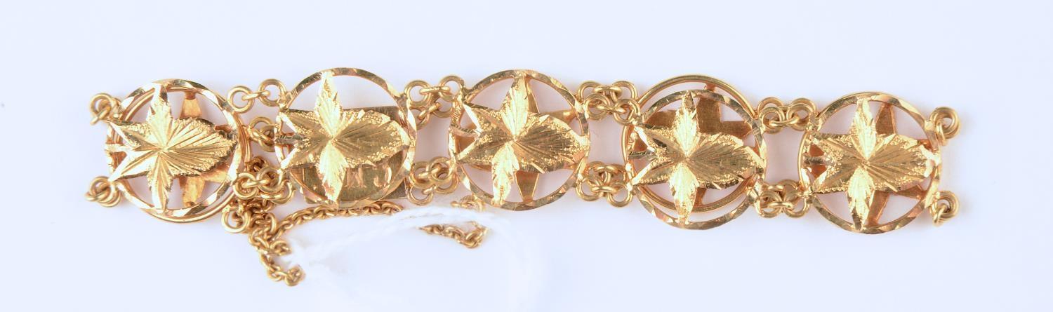 A SOUTH EAST ASIAN GOLD BRACELET OF PIERCED LEAF SHAPED LINKS, 15CM L, UNMARKED, 9.2G Good