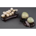 A CHINESE HARDSTONE CARVING OF PEACHES, 20TH C, THE JADE FRUITS AND A WIRE STALK WITH SERRATED STONE