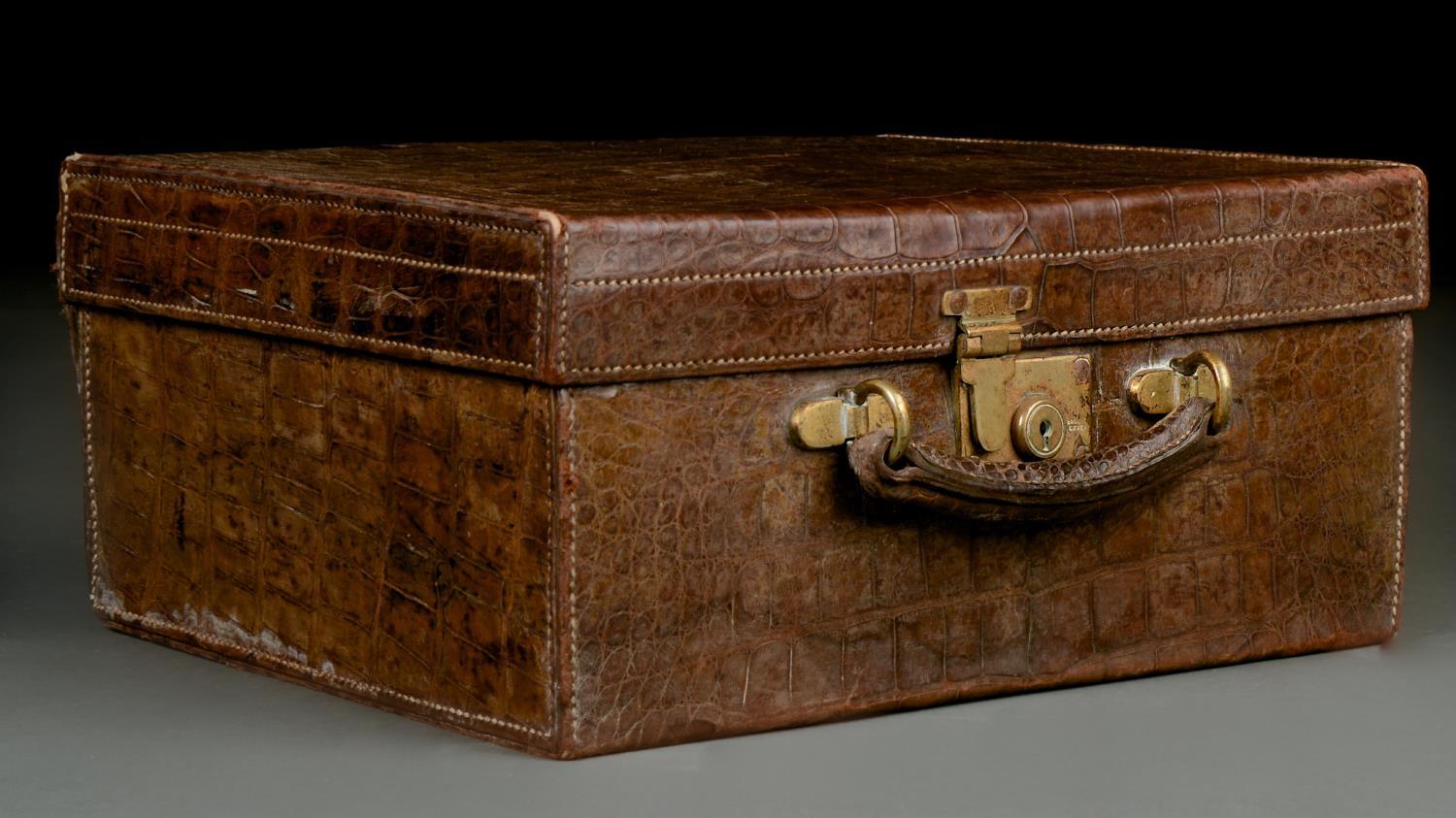 A VINTAGE BROWN CROCODILE HIDE DRESSING CASE, WITH GREEN SILK LINED INTERIOR, MISSING FITTINGS,