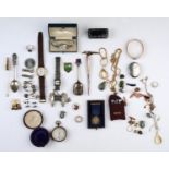 MISCELLANEOUS COSTUME JEWELLERY, TO INCLUDE A BLACK ONYX SET SILVER SIGNET RING, A VICTORIAN GILT