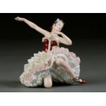 A CONTINENTAL PORCELAIN FIGURE OF A BALLERINA, LATE 20TH C, IN PORCELAIN LACE TUTU, 16CM H, GREEN