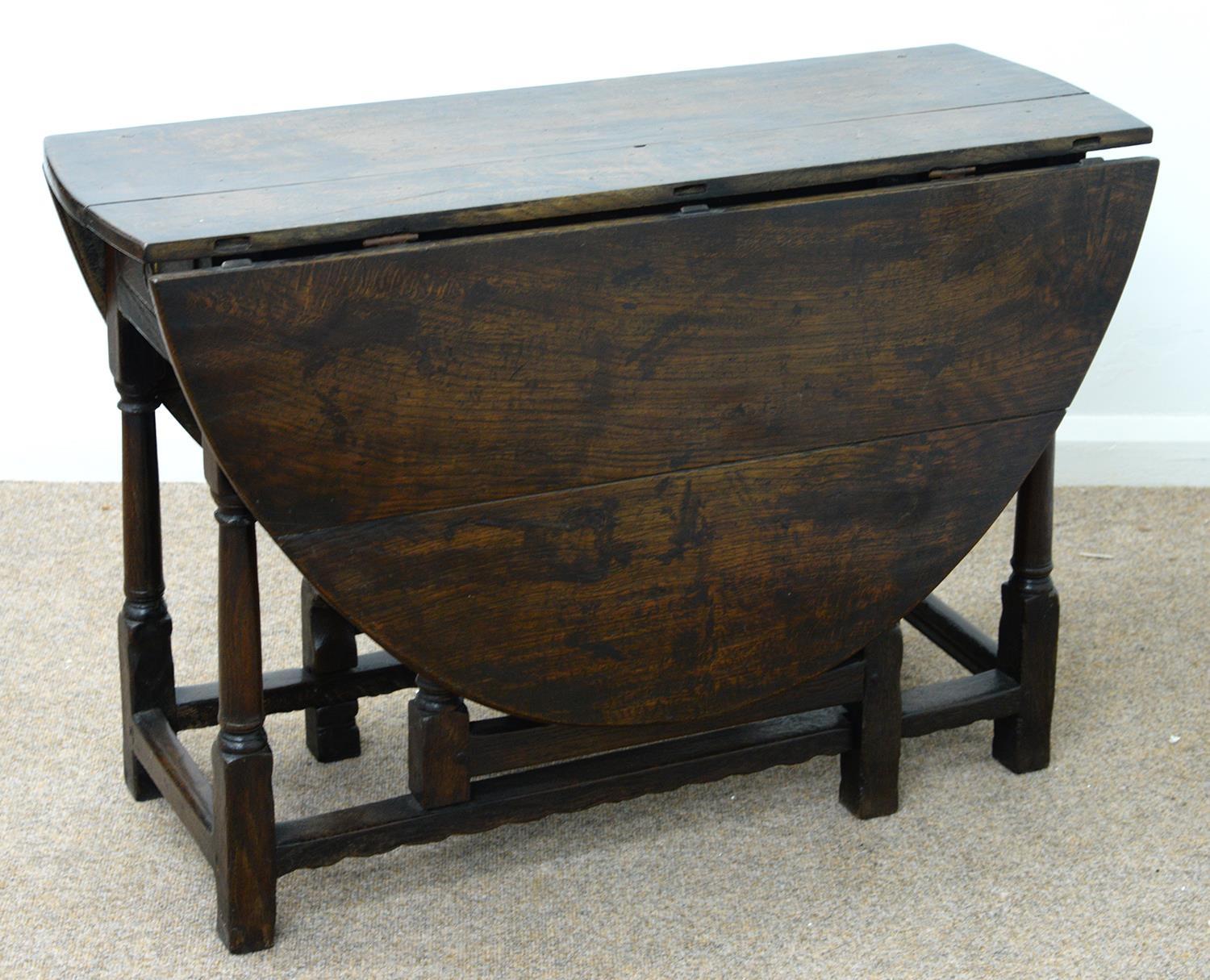 AN OAK GATELEG TABLE, SECOND HALF 18TH C, FITTED WITH A DRAWER, ON TAPERING TURNED LEGS UNITED BY