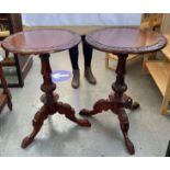 A PAIR OF REPRODUCTION MAHOGANY TRIPOD TABLES IN VICTORIAN STYLE, THE CIRCULAR TOPS FOLIATE CARVED