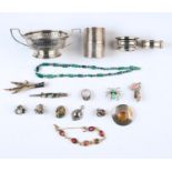 MISCELLANEOUS COSTUME JEWELLERY, INCLUDING BROOCHES AND RINGS AND A SILVER TWO HANDLED BOWL HOLDER
