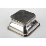AN EDWARDIAN SILVER INKWELL, WITH REEDED BORDERS AND CUT GLASS LINER, 88 X 90MM, BY C & G ASPREY,