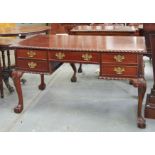 A REPRODUCTION MAHOGANY WRITING TABLE IN GEORGE III STYLE, RECTANGULAR TOP WITH GADROONED LIP