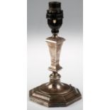 A GEORGE V SILVER ELECTRIC LAMP IN THE FORM OF A CANDLESTICK, 22CM H INCLUDING BAKELITE