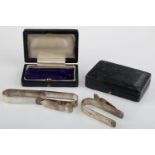 A PAIR OF SCOTTISH GEORGE V SILVER NAPKIN CLIPS, 50MM L, MAKER RC, EDINBURGH 1934, BOTH CASED, 1OZ