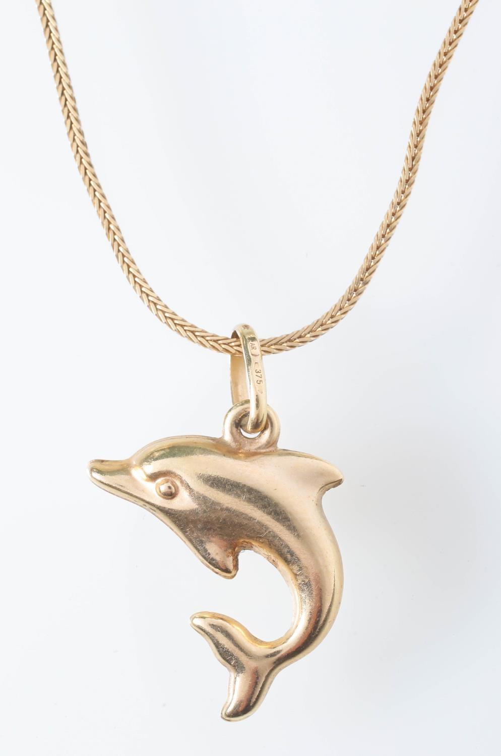 A GOLD CHAIN, 67CM L, MARKED 750, 6G AND A GOLD DOLPHIN PENDANT MARKED 375, 1.2G Good condition