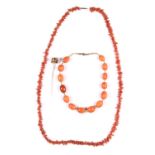 A NECKLACE OF FOURTEEN AMBER BEADS WITH IMITATION PEARL SPACERS, 30.5G, A CORAL TWIG NECKLACE AND