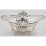 AN EDWARDIAN PIERCED SILVER FRUIT DISH WITH FLARED SIDES BETWEEN BEADED RIMS,  ON FOUR TAPERED FEET,