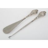 AN EDWARDIAN SILVER HANDLED SHOE HORN AND MATCHING BUTTON HOOK, BUTTON HOOK 29MM L, BY W I