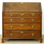 A GEORGE III OAK BUREAU, EARLY 19TH C, THE DRAWERS AND DOOR TO THE INTERIOR WITH CHEVRON OR BROKEN