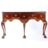A REPRODUCTION MAHOGANY SIDE OR SERVING TABLE IN GEORGE III STYLE, RECTANGULAR TOP WITH GADROONED