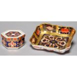 A ROYAL CROWN DERBY IMARI PATTERN PIN TRAY AND HEXAGONAL BOX AND COVER, LATE 20TH C, PIN TRAY 95MM