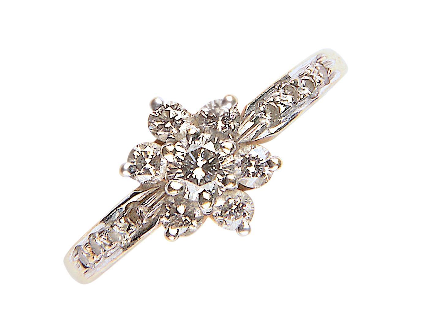 A DIAMOND STAR CLUSTER RING WITH DIAMOND SHOULDERS, IN GOLD MARKED 750, 1.4G, SIZE L Good condition