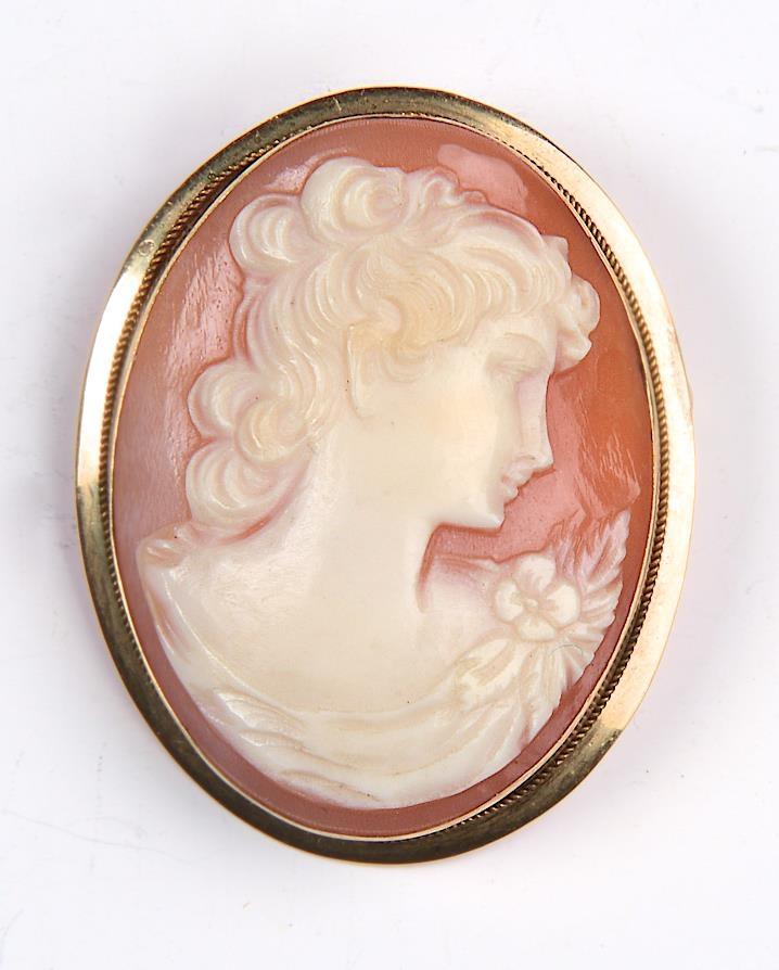 A CAMEO BROOCH PENDANT, 20TH C, CARVED WITH THE HEAD OF A LADY, 33 X 26MM, MARKED 750, 6G Good