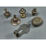 A SMALL COLLECTION OF INDIAN BRASS AND STEEL METALWORK, 19TH C, TO INCLUDE A HOOKAH BASE, VOTIVE