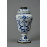 A BRASS MOUNTED MEISSEN BLUE AND WHITE ONION PATTERN OIL LAMP, LATE 19TH C, THE DETCHABLE SHOULDERED