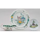 AN ITALIAN MAIOLICA SAUCER, PLATE AND SAUCEBOAT, LATE 18TH AND EARLY 19TH C, THE SAUCE BOAT