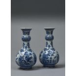 A PAIR OF CHINESE GARLIC NECKED BLUE AND WHITE VASES, 20TH C, IN KANGXI STYLE, THE DECORATION