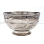 A VICTORIAN SILVER ROSE BOWL WITH REEDED GIRDLE AND RIM, CRESTED, 22.5CM DIAM, BY SIBRAY, HALL & CO,