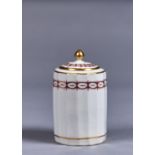 A NEW HALL FACETED CYLINDRICAL TEA CADDY AND COVER, PATTERN 89, C1790, WITH PUCE AND GILT BORDER AND