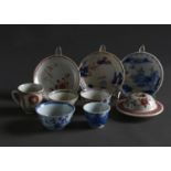 A SMALL GROUP OF CHINESE EXPORT PORCELAIN TEA WARE AND A DAMAGED COVER Condition report