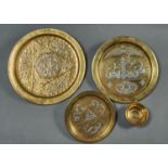 THREE INLAID AND ENGRAVED BRASS CAIRO WARE TRAYS, EARLY 20TH C, 24-39CM DIAM AND A SIMILAR BOWL (