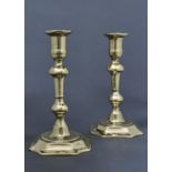 A PAIR OF ENGLISH BRASS CANDLESTICKS, 18TH C, THE MUSHROOM KNOPPED STEM ON SHAPED SQUARE FOOT, 18.