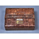 A CROCODILE HIDE JEWEL BOX, EARLY 20TH C,  WITH DETACHABLE TRAY, LINED IN BROWN PLUSH, 17.5CM L