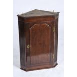 A GEORGE II OAK HANGING CORNER CUPBOARD, C1850, SINGLE DOOR WITH SHAPED RAISED FIELDED PANEL FLANKED